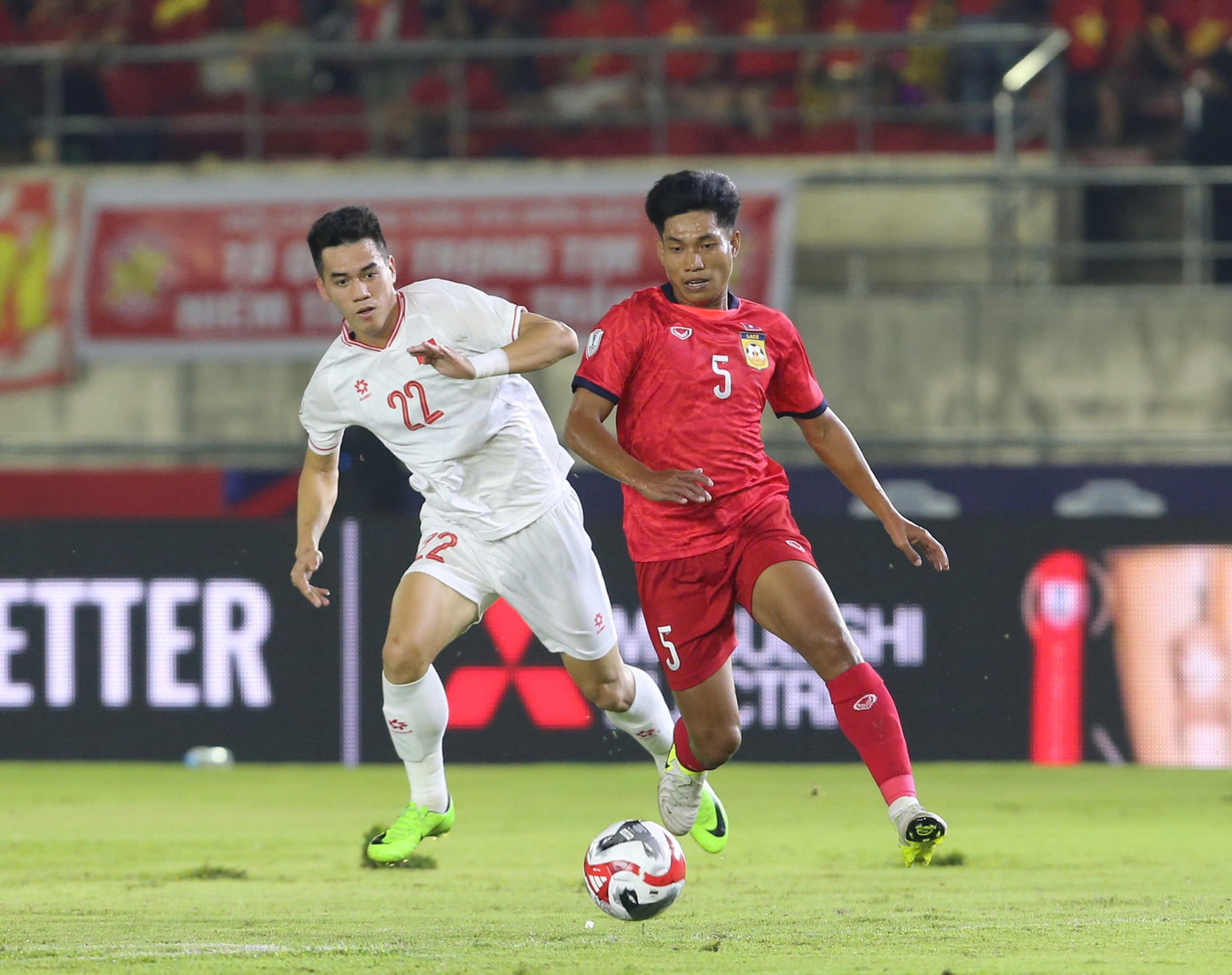 ĐT Việt Nam vẫn để lại những vết gợn trong trận đấu với Lào ĐT Việt Nam vẫn để lại những vết gợn trong trận đấu với Lào