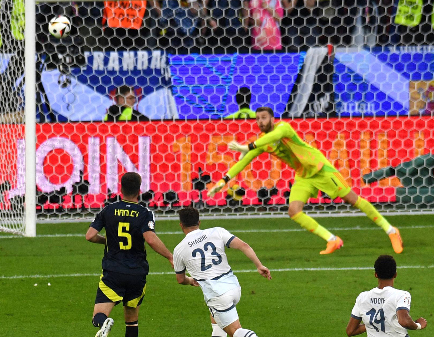 Cú đá rất hiểm của Shaqiri