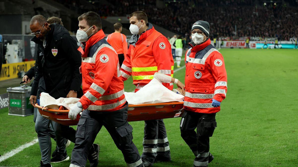 Wataru Endo phải rời sân bằng cáng trong trận Stuttgart - Hertha Berlin