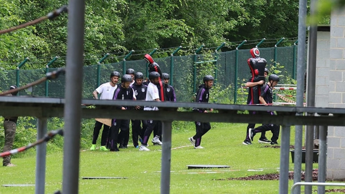 Các tuyển thủ Đức thực hiện nhiệm vụ ở khu huấn luyện sĩ quan đặc biệt Các tuyển thủ Đức thực hiện nhiệm vụ ở khu huấn luyện sĩ quan đặc biệt