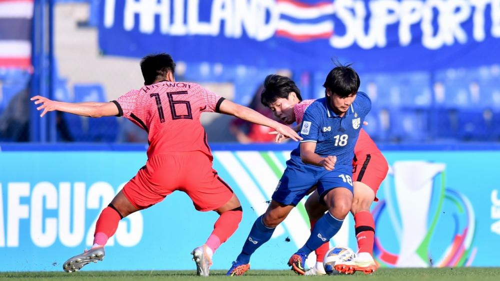 Các cầu thủ Thái Lan thường xuyên thất thế trước Hàn Quốc