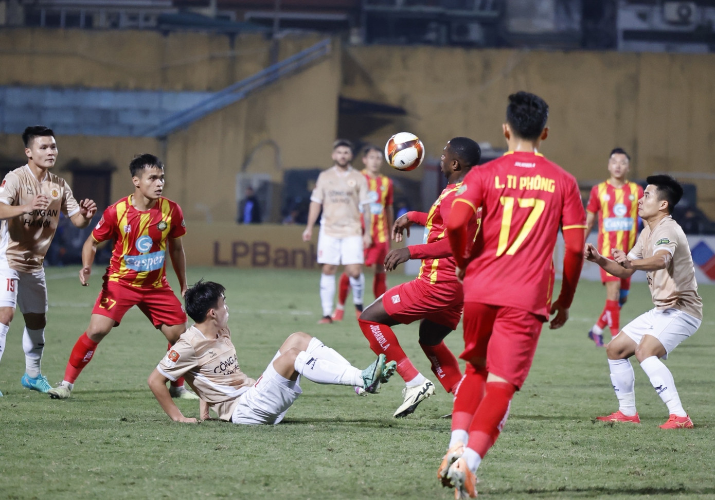  Thắng Thanh Hoá, CAHN trở lại cuộc đua vô địch V-League ảnh 17