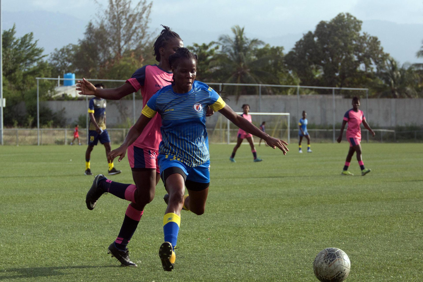 Các cầu thủ nữ Haiti phải tập luyện và thi đấu trong tình cảnh thiếu thốn