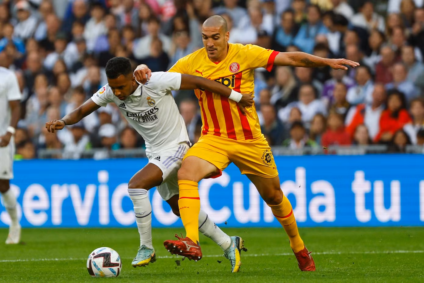 Real Madrid (trái) đang chệch bánh khỏi đường ray Real Madrid (trái) đang chệch bánh khỏi đường ray
