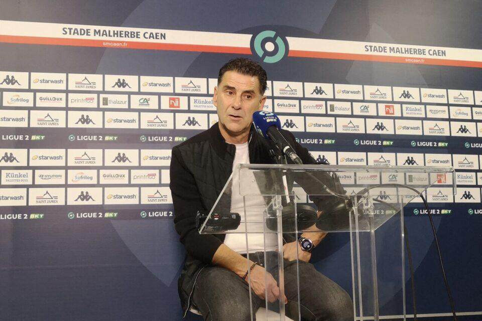 HLV Tholot trong buổi họp báo sau trận hòa Caen 1-1