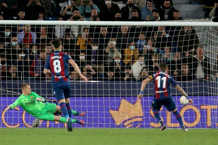 Barca chịu tới 3 quả penalty trước Levante