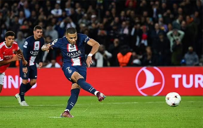 Mbappe thực hiện cú đá penalty mở điểm cho PSG