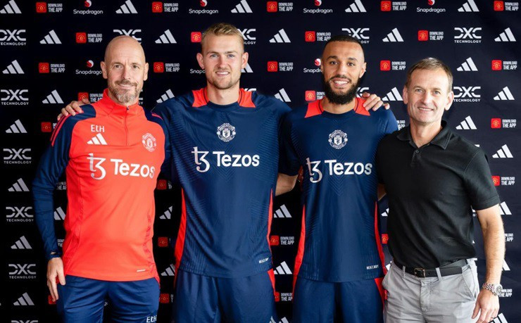 De Ligt và Mazraoui trong ngày ra mắt MU