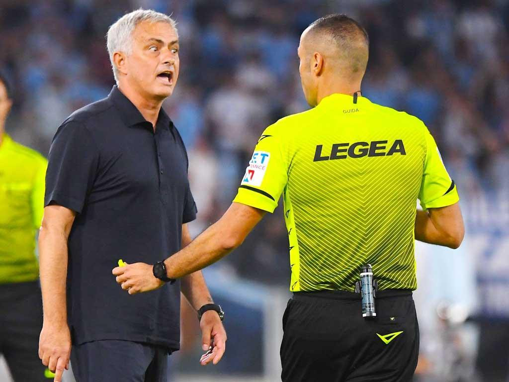 Mourinho tiếp tục gây hiềm khích với trọng tài