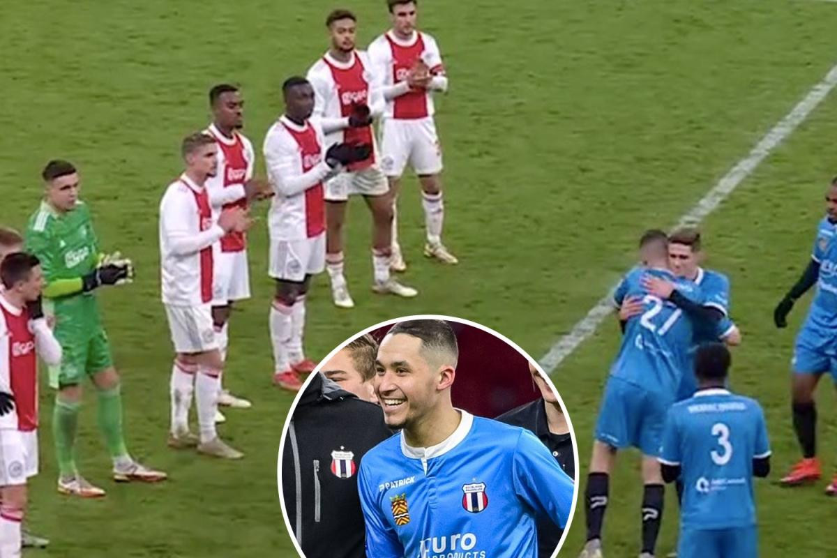 Các cầu thủ Ajax xếp hàng chào đón Devin Plank vào sân Các cầu thủ Ajax xếp hàng chào đón Devin Plank vào sân