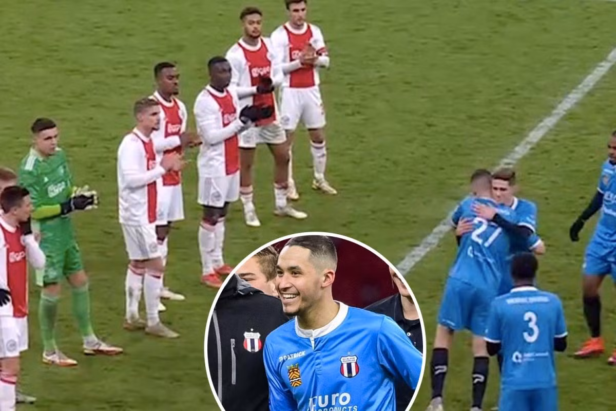 Các cầu thủ Ajax xếp hàng chào đón Devin Plank vào sân