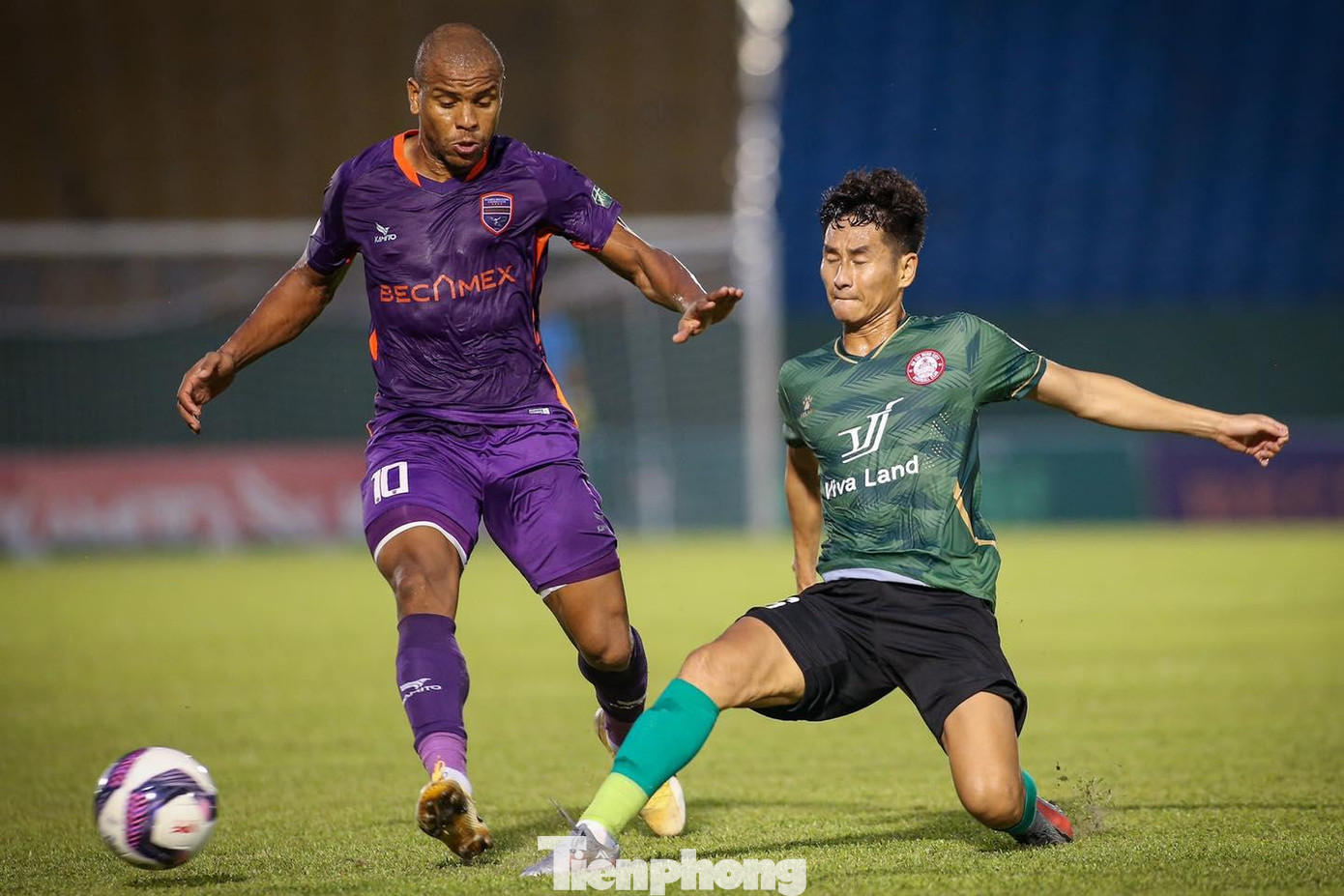 TP. HCM (phải) đang thất thế ở cuộc đua tránh rớt hạng