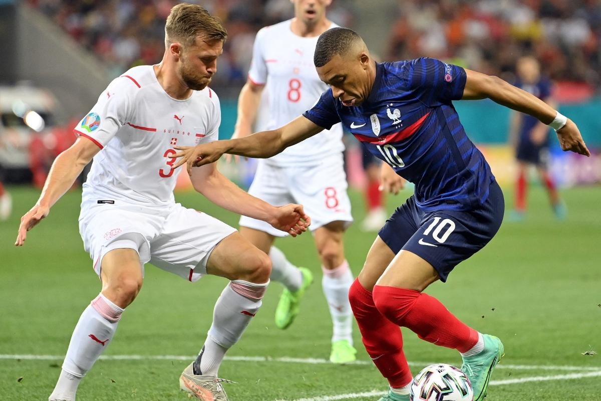 Mbappe bị "bắt chết" trong 45 phút đầu Mbappe bị "bắt chết" trong 45 phút đầu