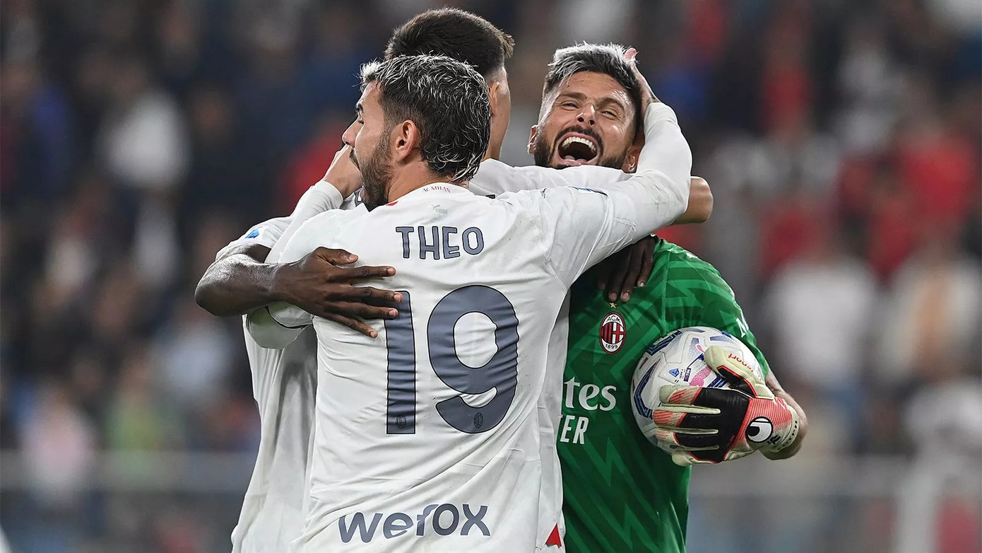 Các cầu thủ Milan cảm ơn Giroud về pha cứu thua ngoạn mục