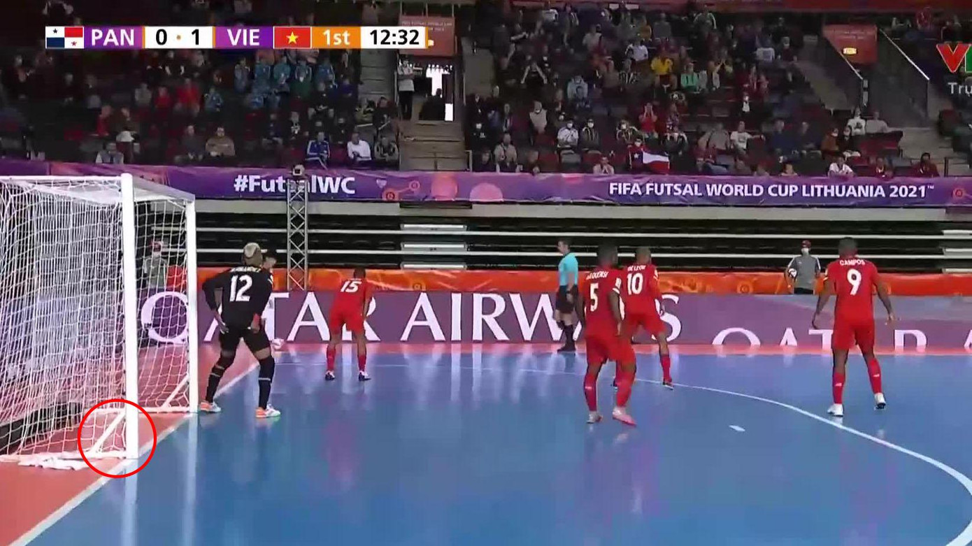 Thanh chắn chéo trong khung thành đã ngăn cản một bàn thắng của Việt Nam