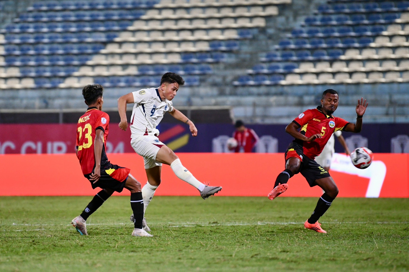 Các hậu vệ Timor Leste thường bỏ quên chân sút Thái Lan Các hậu vệ Timor Leste thường bỏ quên chân sút Thái Lan