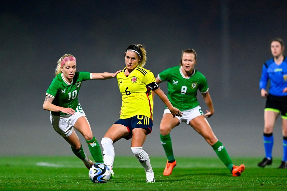 Colombia và Ireland chỉ cọ xát được 20 phút