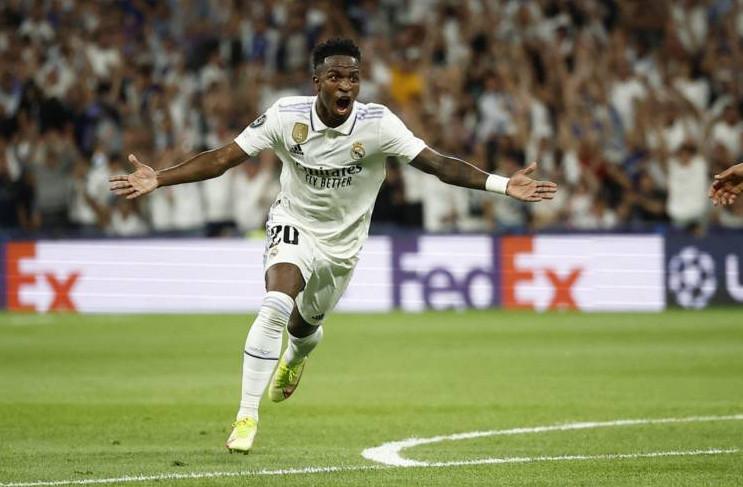 Vinicius ăn mừng pha mở điểm cho Real