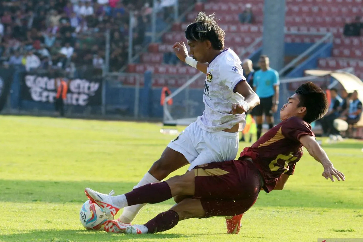 Trận đấu giữa Persik Kediri và PSM Makassar (phải) diễn ra rất quyết liệt Trận đấu giữa Persik Kediri và PSM Makassar (phải) diễn ra rất quyết liệt