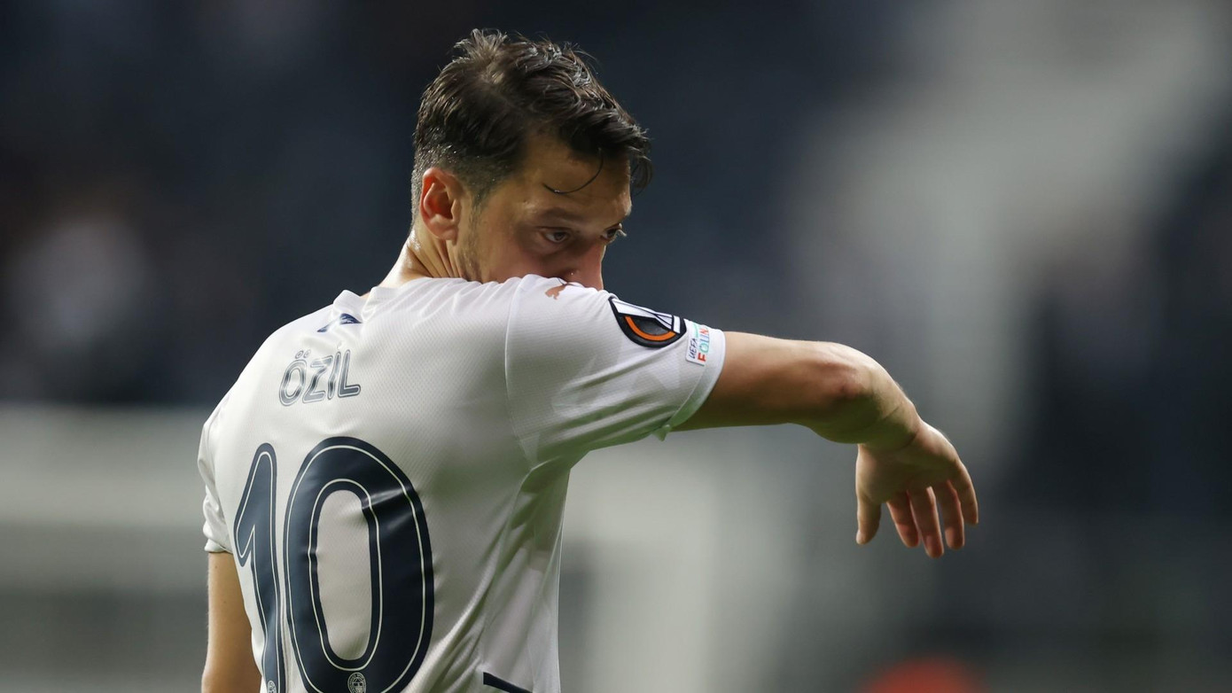 Ozil đang sa sút phong độ trong màu áo Istanbul Basaksehir Ozil đang sa sút phong độ trong màu áo Istanbul Basaksehir