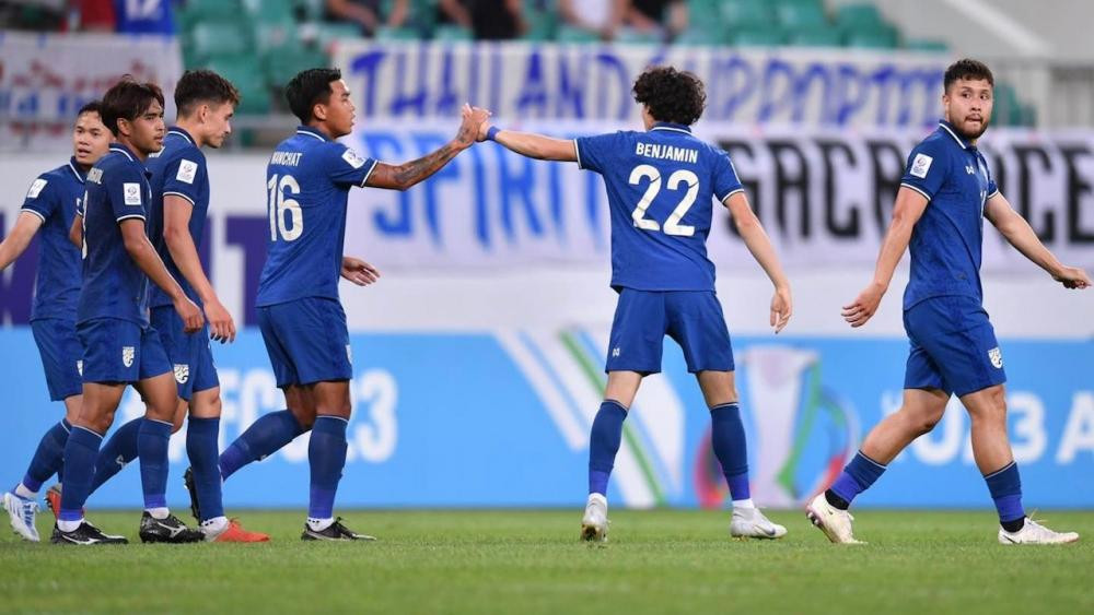 Ben Davis (22) đã giúp Thái Lan cải thiện hàng công sau khi vào sân từ phút 27 Ben Davis (22) đã giúp Thái Lan cải thiện hàng công sau khi vào sân từ phút 27