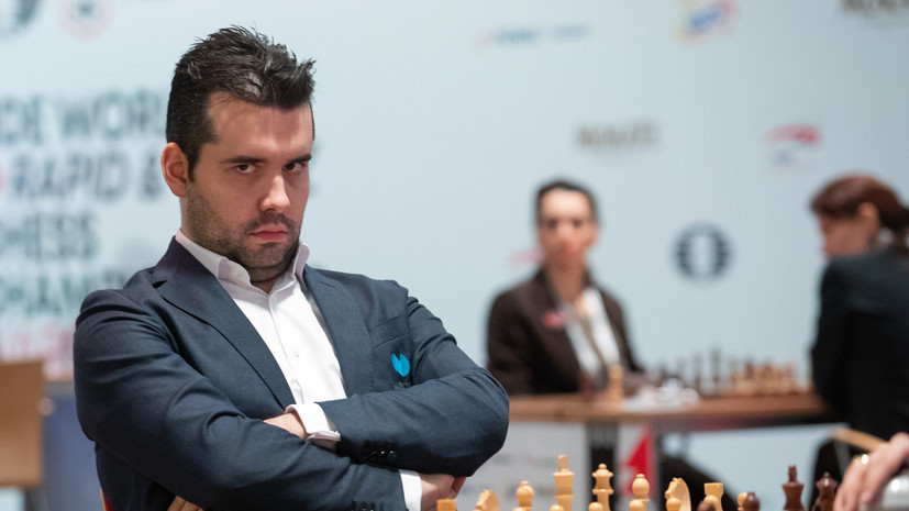 Nepomniachtchi trong một trận đấu &quot;mặc chuẩn&quot; trang phục