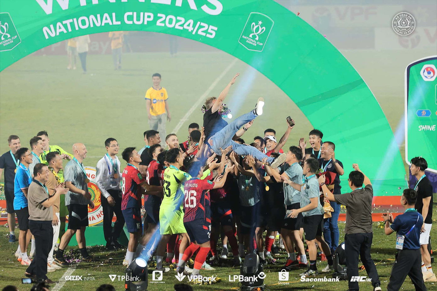Mưa bàn thắng ở sân Vinh, CAHN đăng quang Cúp Quốc gia ảnh 23 Mưa bàn thắng ở sân Vinh, CAHN đăng quang Cúp Quốc gia ảnh 23