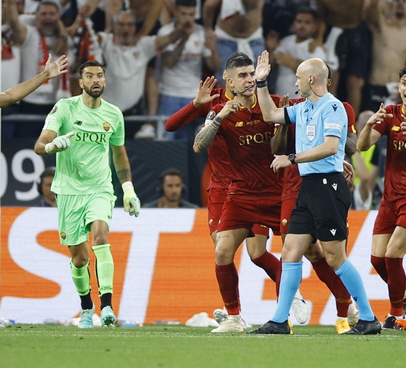 Mourinho cho rằng trọng tài Taylor đã không công bằng