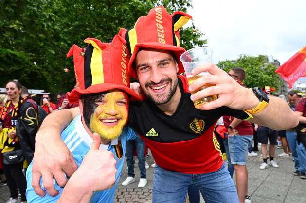 Chi phí uống bia tại các sân bóng khiến fan hết hồn