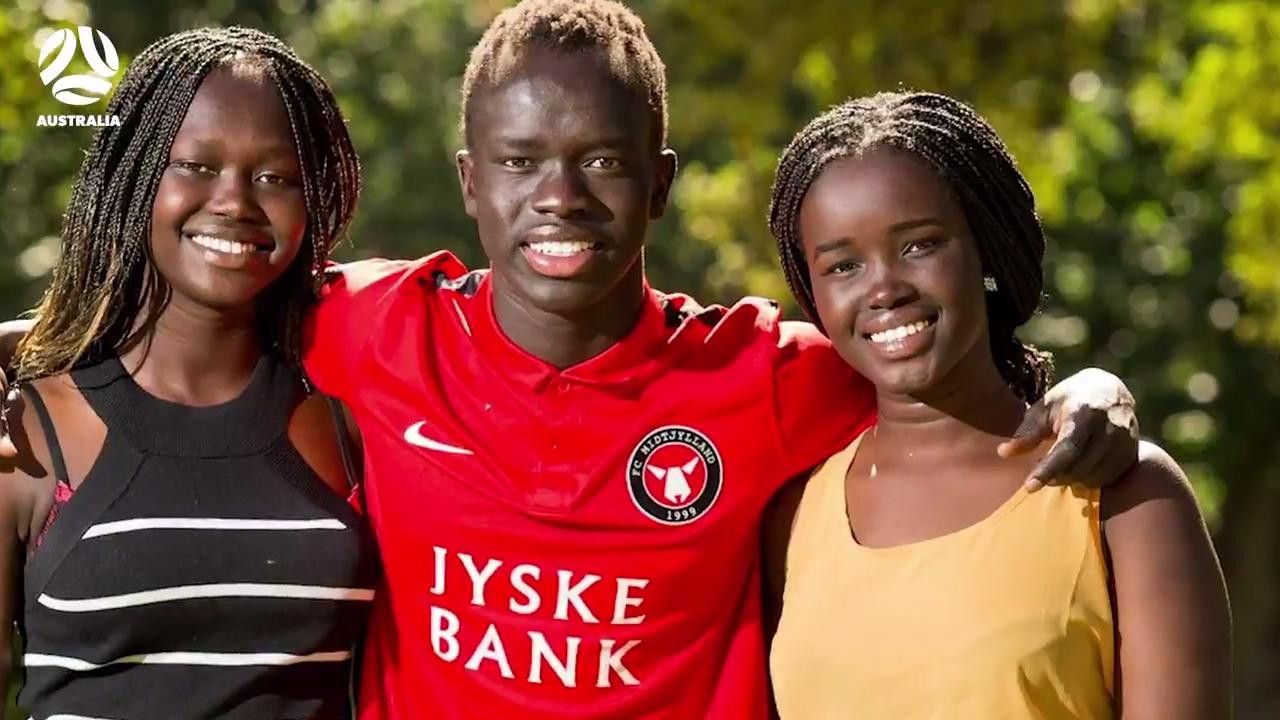 Awer Mabil và người thân đã phải trải qua những năm tháng cơ cực Awer Mabil và người thân đã phải trải qua những năm tháng cơ cực