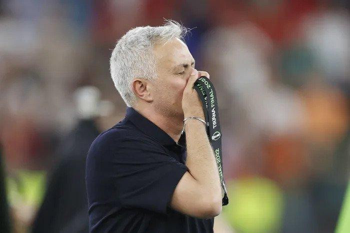 Mourinho hôn huy chương sau khi cùng Roma đoạt cúp Mourinho hôn huy chương sau khi cùng Roma đoạt cúp