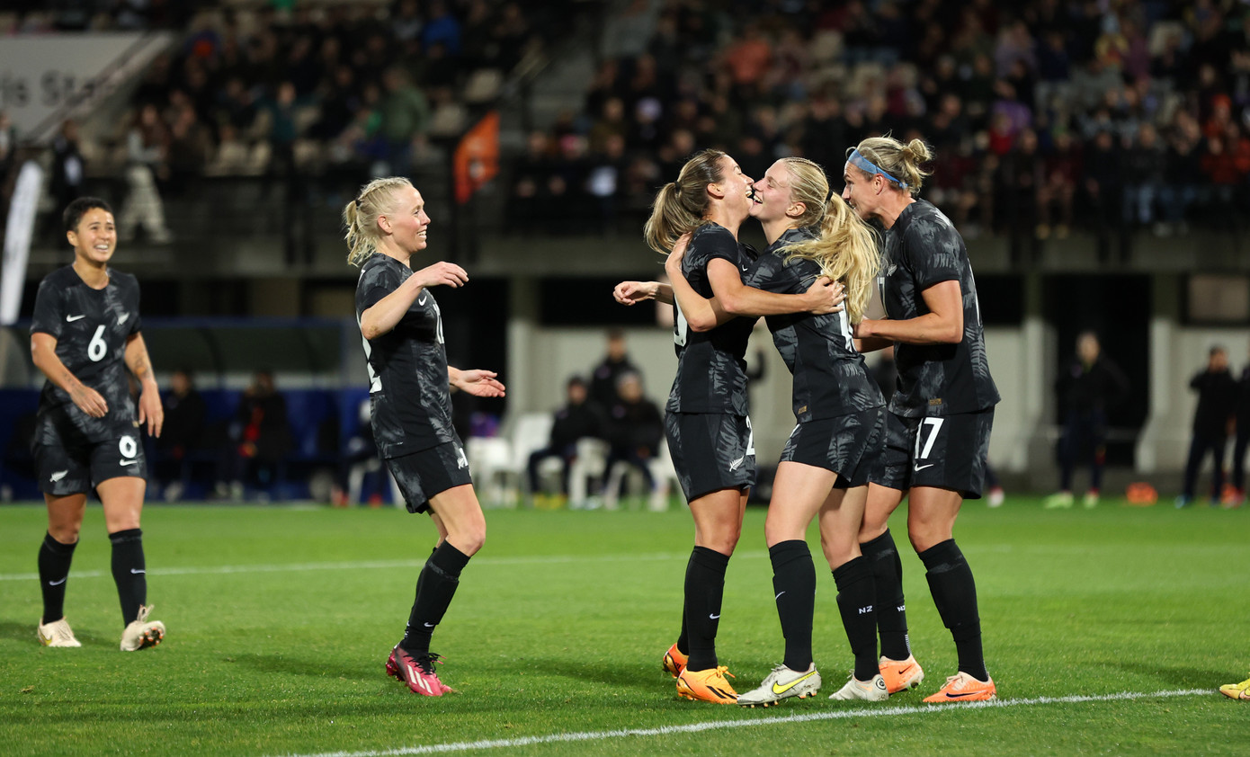 Hand ăn mừng bàn thắng nâng tỷ số lên 2-0