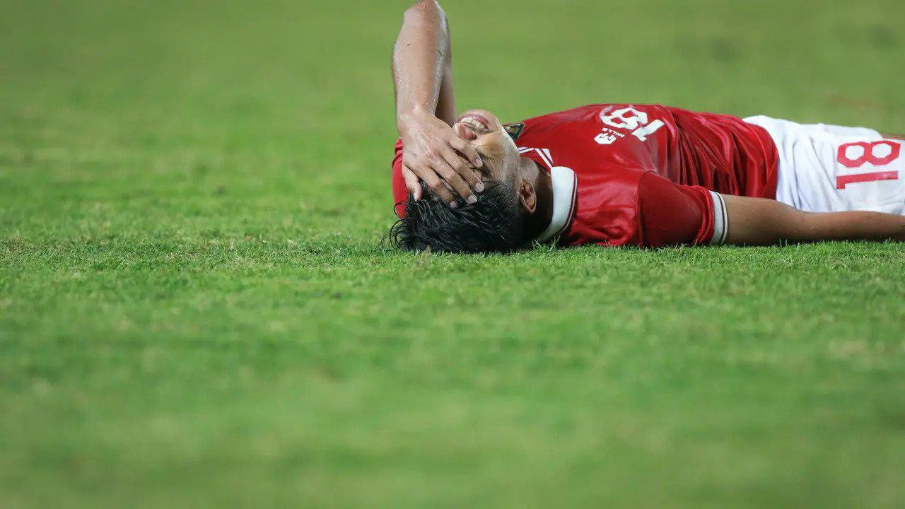 Các cầu thủ Indonesia liên tục nằm sân ở trận thắng Philippines 5-1