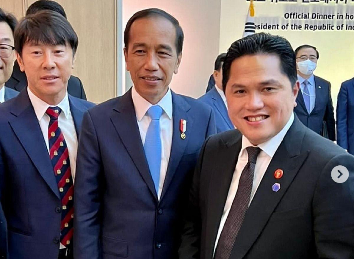 HLV Shin Tae-yong đứng cạnh tổng thống Indonesia, ông Widodo HLV Shin Tae-yong đứng cạnh tổng thống Indonesia, ông Widodo