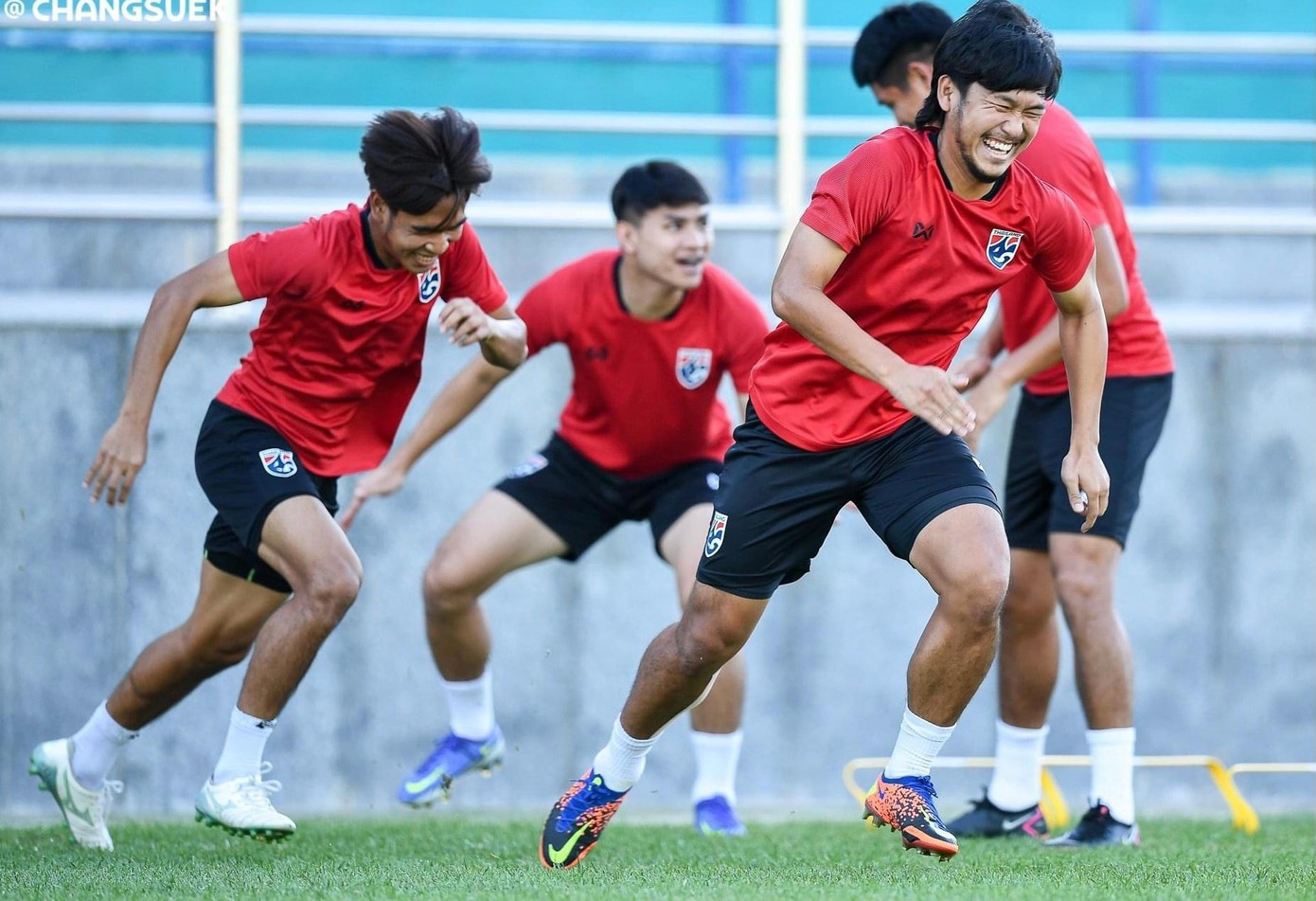 Một nhóm nhỏ của U23 Thái Lan đang tập phục hồi thể lực