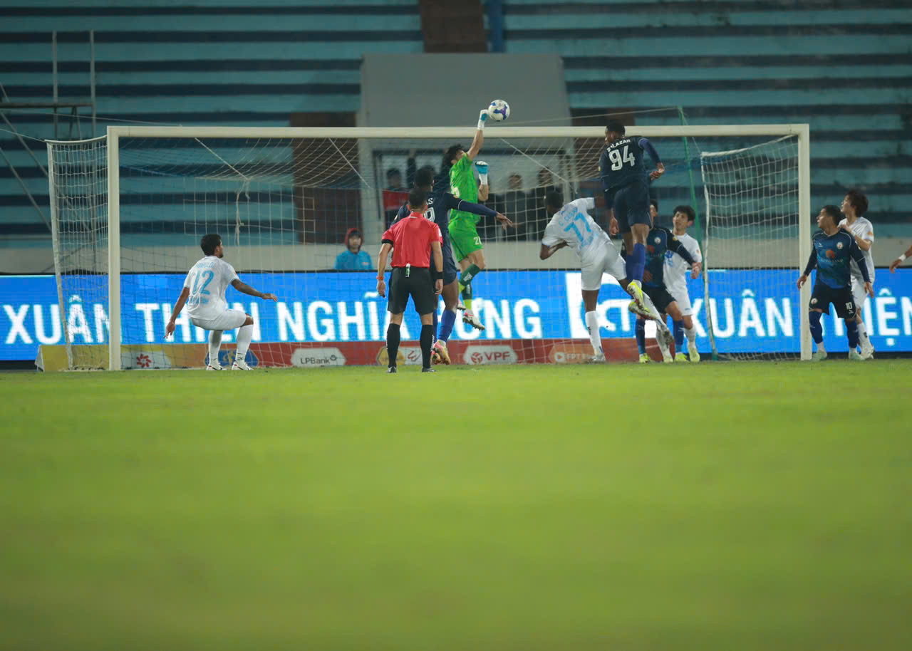 Thắng dễ Bình Định, Nam Định tái chiếm ngôi đầu LPBank V-League 2024/25 ảnh 10