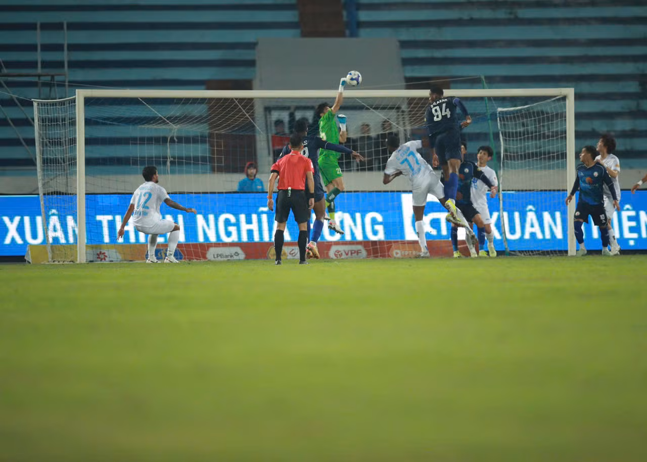 Thắng dễ Bình Định, Nam Định tái chiếm ngôi đầu LPBank V-League 2024/25 ảnh 10 Thắng dễ Bình Định, Nam Định tái chiếm ngôi đầu LPBank V-League 2024/25 ảnh 10