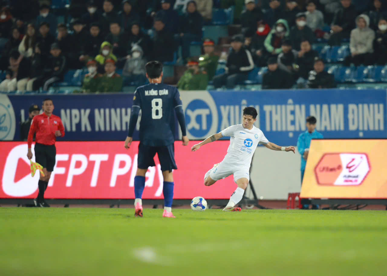 Thắng dễ Bình Định, Nam Định tái chiếm ngôi đầu LPBank V-League 2024/25 ảnh 26