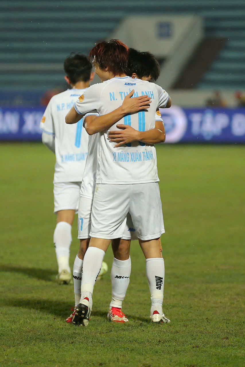 Thắng dễ Bình Định, Nam Định tái chiếm ngôi đầu LPBank V-League 2024/25 ảnh 25