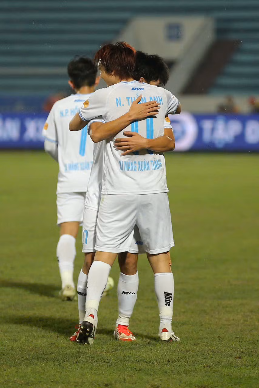 Thắng dễ Bình Định, Nam Định tái chiếm ngôi đầu LPBank V-League 2024/25 ảnh 25 Thắng dễ Bình Định, Nam Định tái chiếm ngôi đầu LPBank V-League 2024/25 ảnh 25