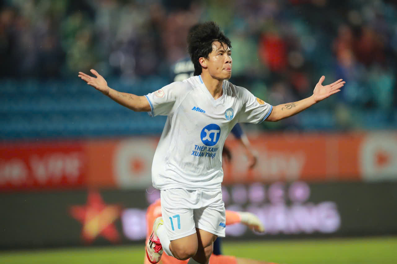Thắng dễ Bình Định, Nam Định tái chiếm ngôi đầu LPBank V-League 2024/25 ảnh 22