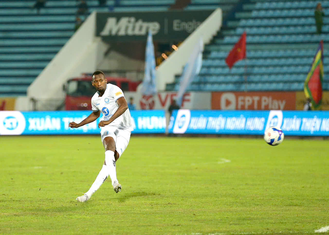 Thắng dễ Bình Định, Nam Định tái chiếm ngôi đầu LPBank V-League 2024/25 ảnh 13