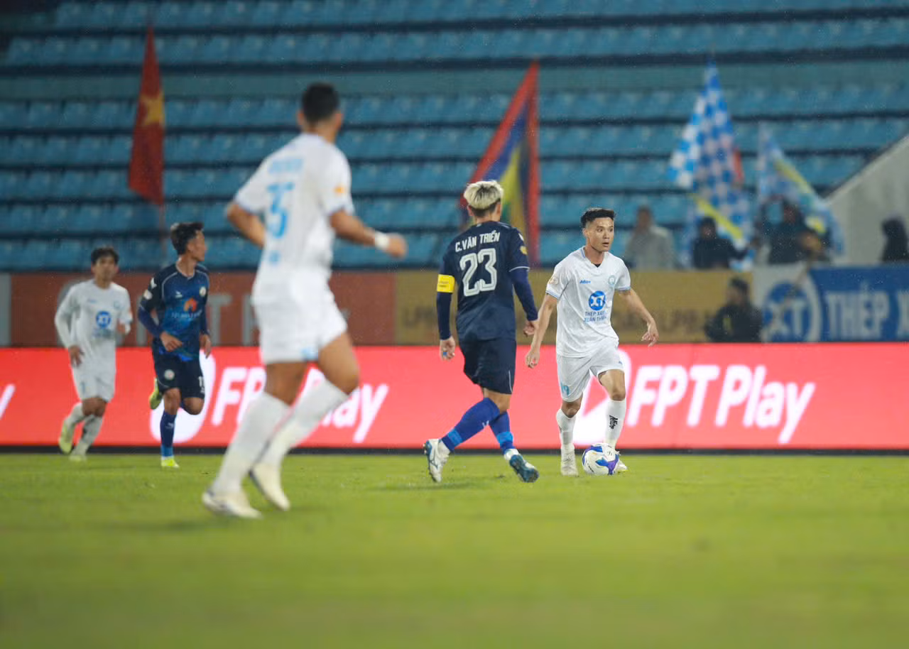 Thắng dễ Bình Định, Nam Định tái chiếm ngôi đầu LPBank V-League 2024/25 ảnh 15 Thắng dễ Bình Định, Nam Định tái chiếm ngôi đầu LPBank V-League 2024/25 ảnh 15