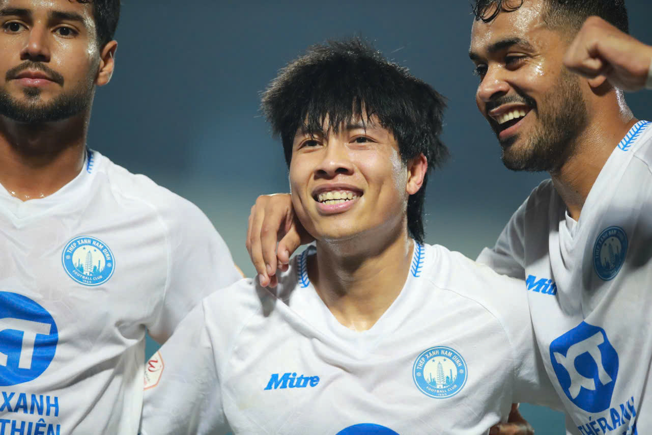 Thắng dễ Bình Định, Nam Định tái chiếm ngôi đầu LPBank V-League 2024/25 ảnh 23