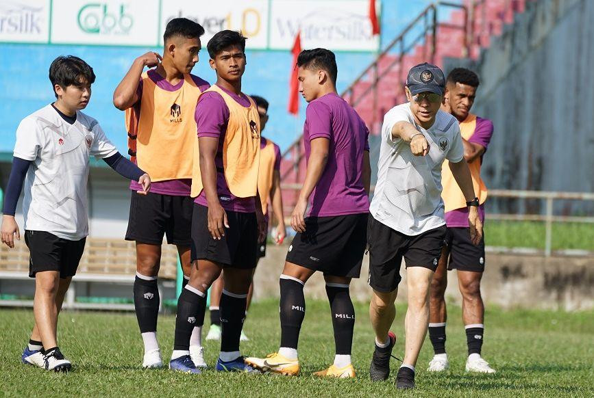 HLV Shin Tae-young chỉ đạo các học trò trên sân tập