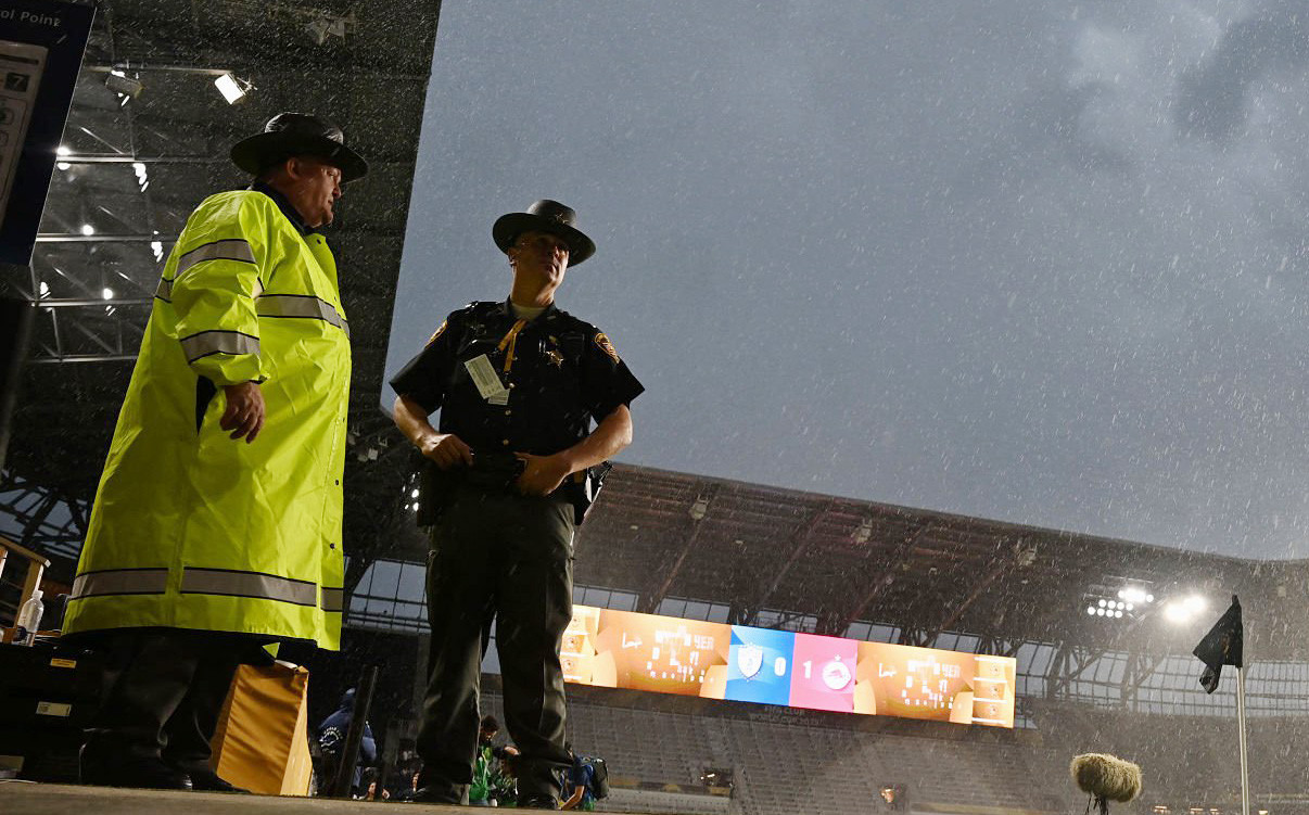 Trời mưa và có sấm chớp khiến trận đấu bị tạm dừng