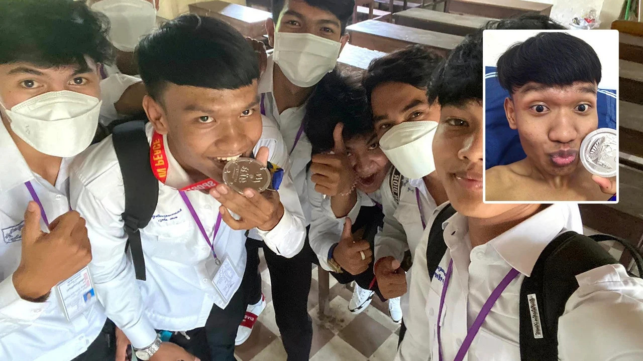 CĐV có tên Chhay Sathya đã nhặt được tấm huy chương CĐV có tên Chhay Sathya đã nhặt được tấm huy chương