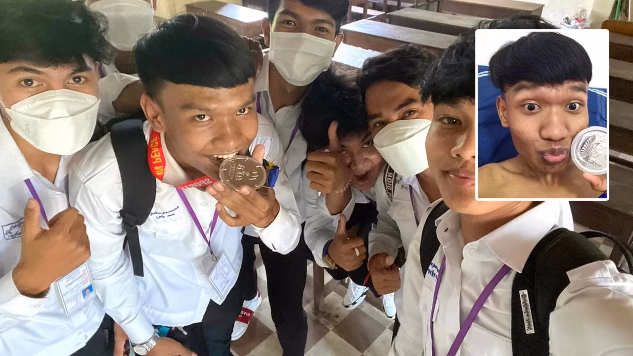 CĐV có tên Chhay Sathya đã nhặt được tấm huy chương