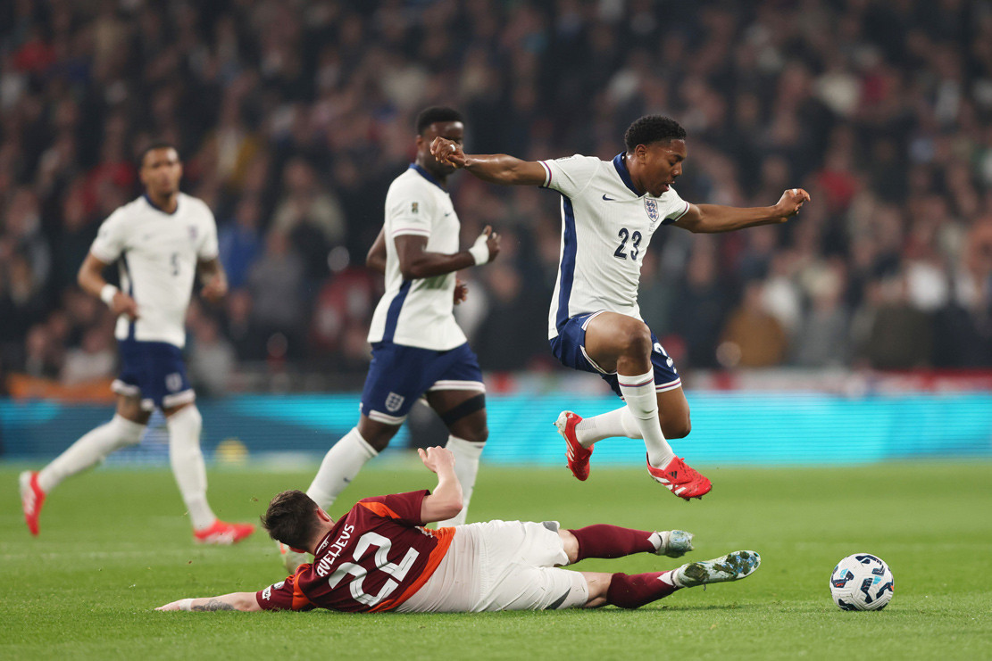 Anh dễ dàng áp đảo Latvia