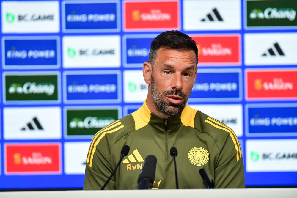 Leicester chỉ tệ đi dưới thời Ruud van Nistelrooy